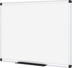 Guía para instalar una pizarra blanca grande en la pared